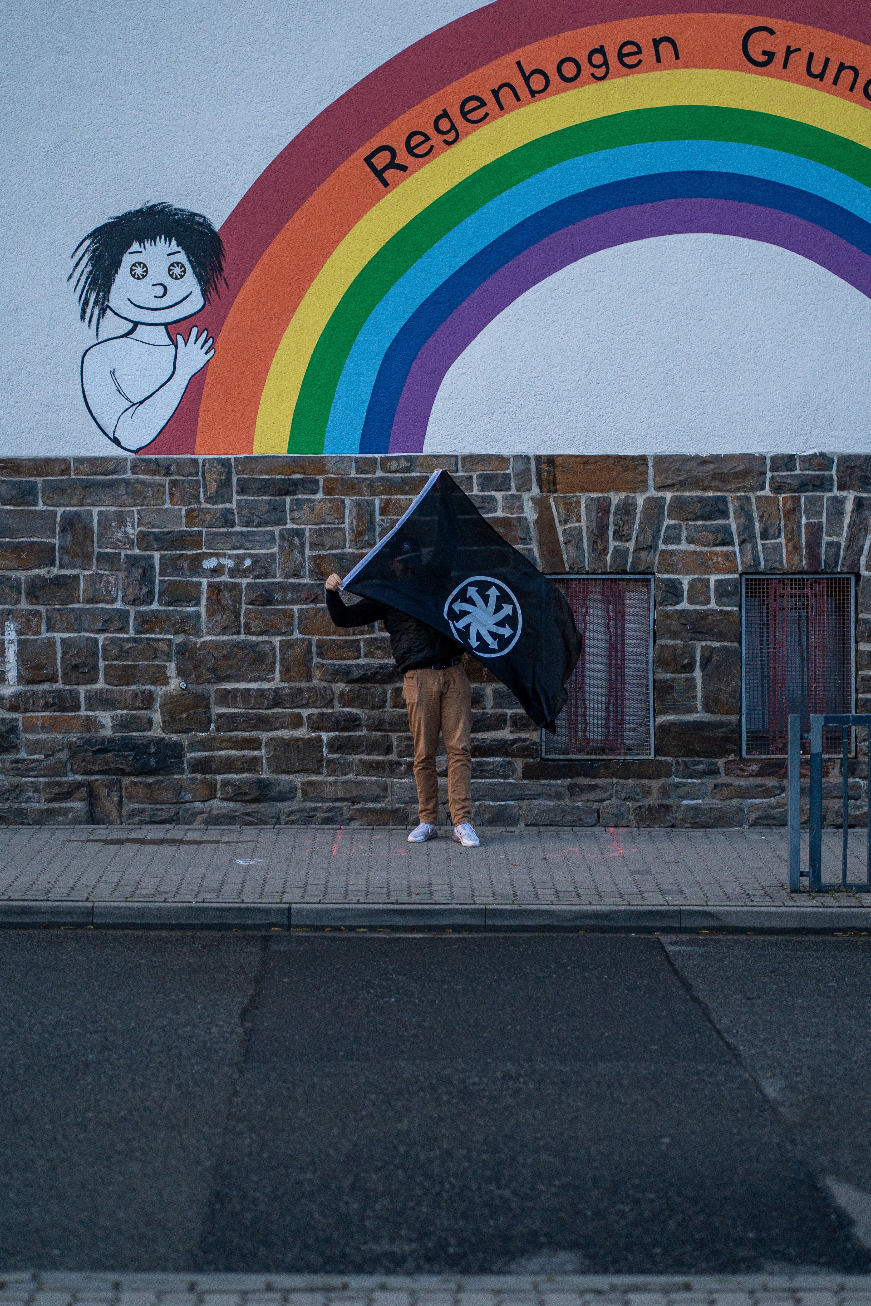 Pfeilrad Flagge "An die Wand"